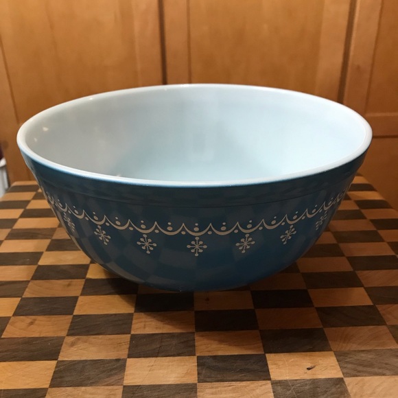 Pyrex Other - PYREX BLUE SNOWFLAKE 2.5 QT BOWL  PRICE IS 25% OFF
